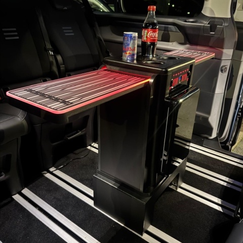 BOX TABLE nocą z czerwonym podświetleniem LED i napojami na blacie.
