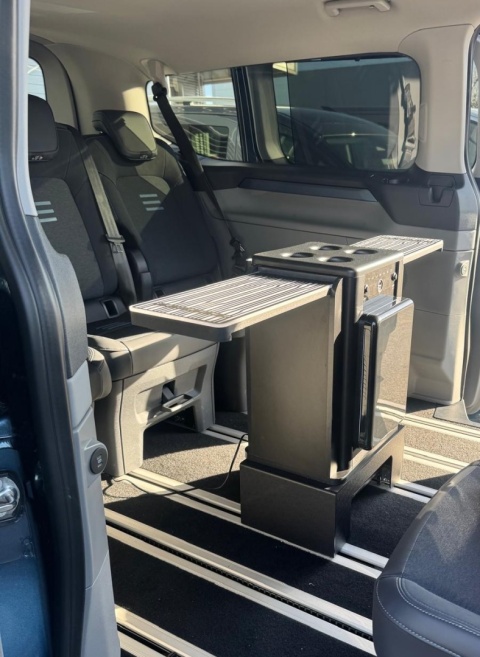 BOX TABLE rozłożony z obu stron, zamontowany w Fordzie Tourneo Custom.
