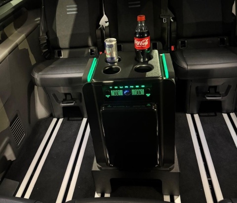 BOX TABLE z lodówką i zielonym LED, kompaktowo ustawiony między fotelami.