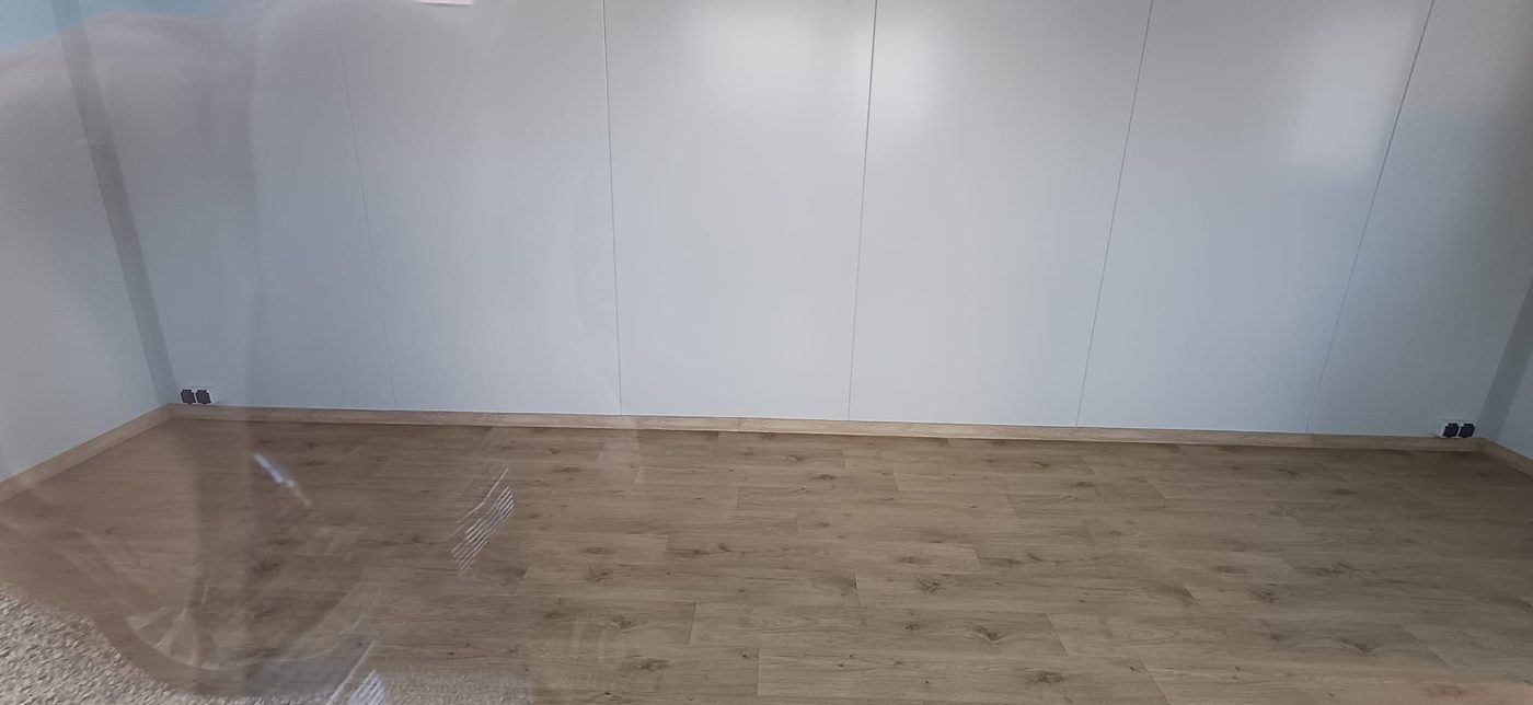Gładkie panele ścian i podłoga w zabudowie busa