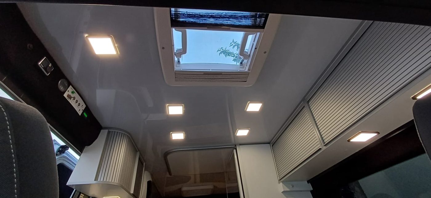 Sufit kampera z oknem dachowym i oświetleniem LED