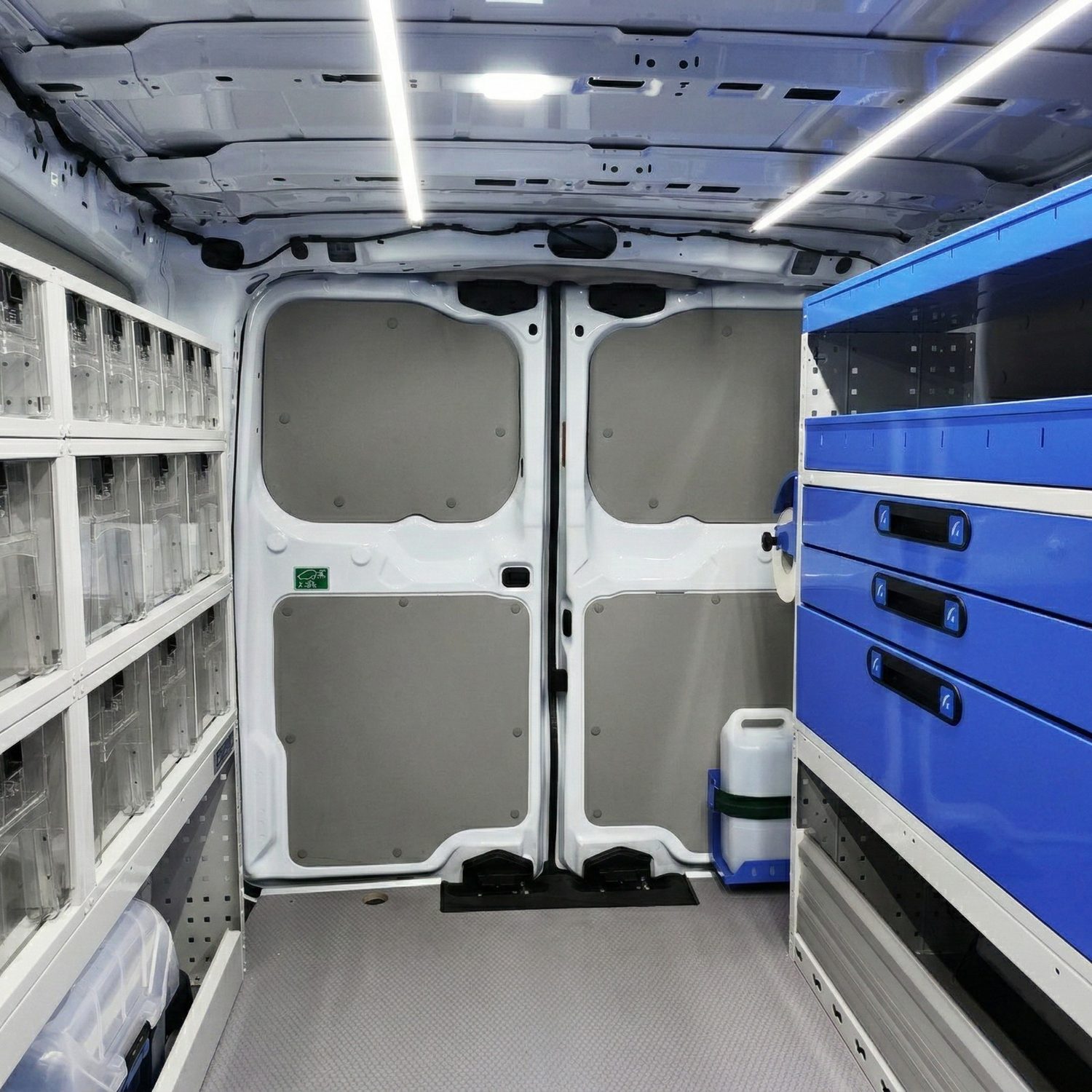 Przestrzeń ładunkowa z regałami po obu stronach busa